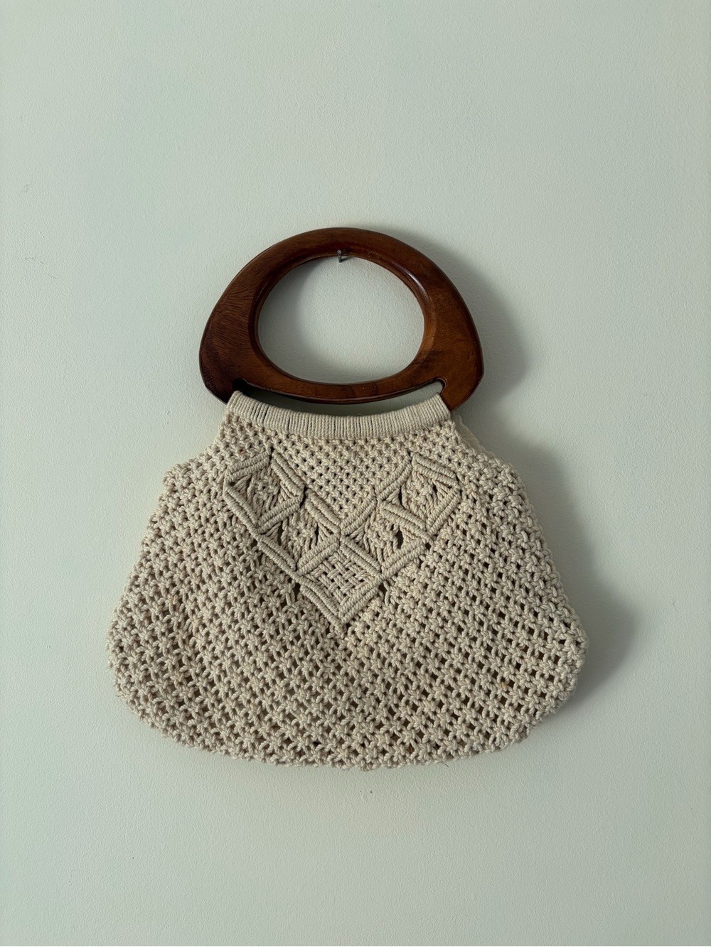Vintage 70s Cream Macramé Bag with Wooden Handles - Picture 2 of 3